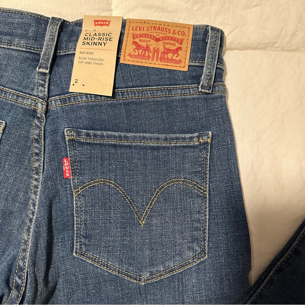 Levi’s - Picture 2 of 5